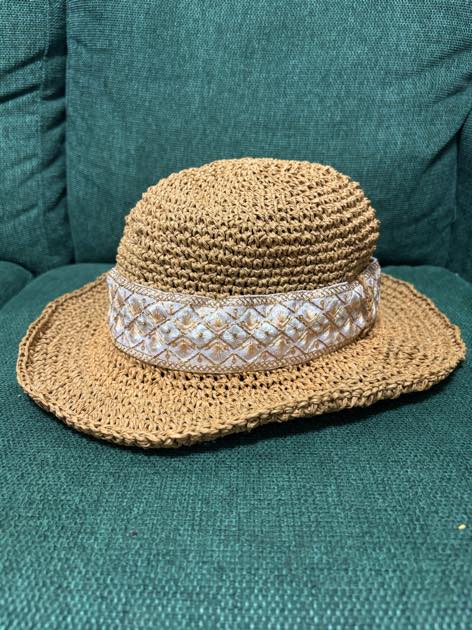 2年越しで完成した、インド刺繍リボン付きの手編み麦わら帽子