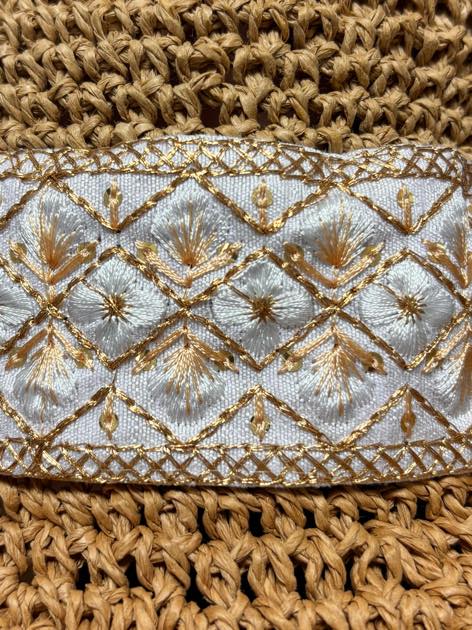 白地に金色の模様が入ったインド刺繍リボン